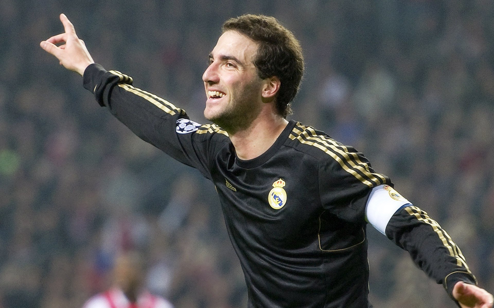 李恩：在比赛中不断突破对方防线，为全黑队制造无限威胁，搜索李恩